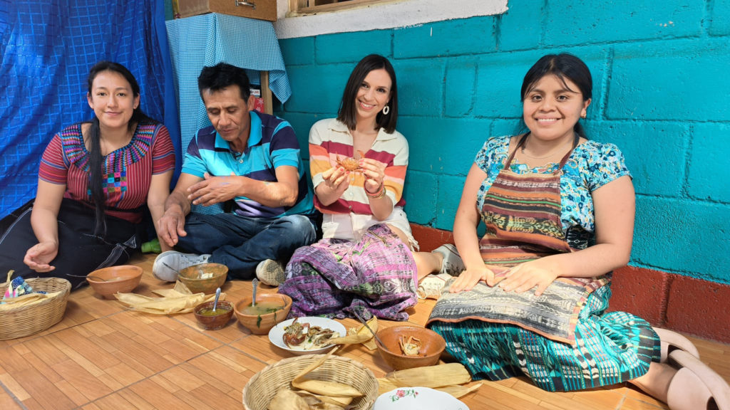 Veronica disfrutando de platillos tradicionales de Guatemala.